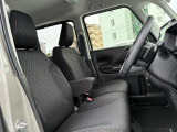 アームレスト付きの運転席は