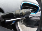 スイッチをオートに設定しておけば、車外の明るさに応じて自動的にヘッドランプを点灯・消灯します。夕暮れ時やトンネルの続く山道などを走行する時に便利なコンライトを装備しています。
