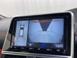 パノラミックビューモニターを装備。駐車場や交差点でクルマを真上から見るように周囲を確認できます。機能の詳細は販売店スタッフまでおたずねください。