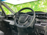 ドライバーシートからの視界は良好で、運転操作もスムーズに行えます。落ち着いた色調のインテリアが、快適なドライブを演出します。
