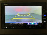 リバースギアに入れるだけで後方の表示へ切り替わります。夜間や雨の日の駐車も楽になりますよ。