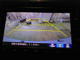 バックカメラの画像です。ガイドラインがスムースな車庫入れをサポートいたします。車庫入れの安心感がアップしますね。