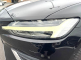 【LEDヘッドライト】ハイビームを先行車や対向車にあてず、その両サイドではハイビーム照射を維持。見える範囲が段違いに広くなりました。北欧神話に登場するトールハンマーをモチーフにデザイン。