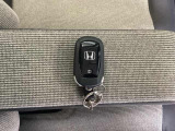 スマートキーは荷物を持っている時でも、キーを取り出さずドアの施錠・開錠ができます。