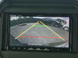 バック駐車が苦手な方や、初めてのお車で不安な方も安心。後方の映像をナビ画面に表示するため、周囲を確認しながらスムーズに駐車できます。
