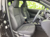 運転席からの眺めは良好。広々とした空間で、ゆったりと運転に集中できます。シートの形状も工夫されており、長距離運転でも疲れにくいでしょう。