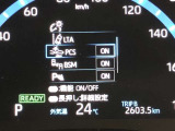 【PCS&rarr;プリクラッシュセーフティ】進路上の車両などに衝突の可能性があると判断した時には、警報を発して回避操作を促します。その時にブレーキを踏むと、強力なブレーキサポートが作動します。