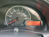 視認性の高いメーターで、運転に必要な情報を的確に把握できます。走行距離も確認でき、車両の状態を把握するのに役立ちます。運転に集中できる環境です。