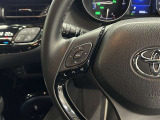運転中、オーディオの操作をしてて、ハッとしたことはありませんか?ステアリングスイッチは、運転中でもハンドルでオーディオの操作が可能です。安全なドライブをサポートします。