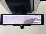 【インテリジェント ルームミラー】車両後方のカメラ映像をミラー面に映し出すので、車内の状況や、天候などに影響されずいつでもクリアな後方視界が得られます!