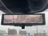 【スマートルームミラー】バックドアについてますカメラと連動して、後方の映像がルームミラーに映ります。