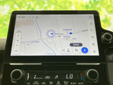 高精細な画面で、運転に必要な情報をわかりやすく表示します。快適なドライブをサポートする頼れる相棒です。