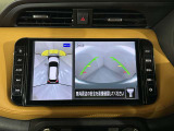 上からの視点で狭い駐車場への駐車に役立つ、アラウンドビューモニター対応純正メモリーナビ装備。