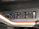 パワーウィンドのスイッチです。運転席に座りながら、助手席や後席の窓を開け閉めできるので大変便利ですよ。