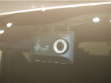 【ドラレコ前】今では車の必需品です。運転中の映像や音声を記録して残します。事故などが起きた場合の証拠になるので、もしもの時に役立ちます。(後方用カメラ有)