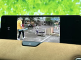 停車中には、TVや映像コンテンツをお楽しみいただけます。長距離移動の際の休憩時間などに最適です。