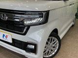 【LEDヘッドライト】悪天候や夜間走行時も良好な視界を確保し安心して運転できる高輝度LEDヘッドライトを装備!点灯速度が早く、消費電力も抑えられています。