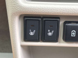 【シートヒーター】座席の内蔵ヒーターで身体を直接温める機能。エアコンより早く温まり、冬の車内でも即座に快適です。エンジンの温まりを待たずに済むため、寒い朝の始動直後に重宝される必須の快適装備です。