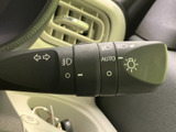 操作しやすい位置に配置されたウインカーレバー。スムーズな操作感で、安全な車線変更をサポートします。使いやすさを追求した設計です。