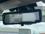 【スマートリヤビューミラー】後席の大きな荷物や同乗者で後方が確認しづらい時でも安心!カメラが撮影した車両後方の映像をルームミラー内に表示。クリアな視界で状況の確認が可能です!