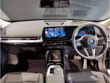 BMWの運転席はドライバーオリエンテッドという構造を採用。ドライバー目線の操作がしやすい設計になっており、ドライブ中にも目線の移動が少なく運転中にも簡単に操作ができます。
