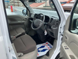 低めの乗降ステップ!体格に合わせて運転姿勢を取りやすくした運転席などこだわりのフロントシート!消毒済みなので安心!