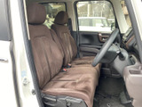 落ち着いた色合いのシートが、上質な空間を演出。運転席からの視界も広く、快適なドライブを楽しめます。
