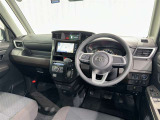 運転席まわりです。 各操作スイッチは使いやすい位置に配置されてます。
