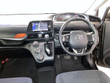 運転席周りのレイアウトをご覧ください。ナビゲーションが綺麗に装着されすっきり収まってますね!