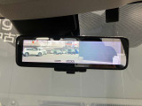 車両後方のカメラ映像をミラー面に投影します。社内の状況や天候に左右されずいつでもクリアな後方視界が得られます。