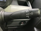 操作感の良いウインカーレバーで、スムーズな車線変更をサポートします。オートリターン機能も搭載されており、運転操作の負担を軽減します。