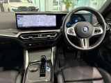 コックピットは、BMWらしくセンター・コンソールがドライバーに向けて傾けられた設計になっています。