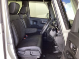 フロントシートはベンチシートです。ベンチシ―トは運転席と助手席の移動もスムーズ。狭い駐車場での乗り降りに便利です。