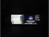 後退時には、リヤの4つのセンサーが障害物を検知し、必要に応じてブレーキが作動するよう設計されています。サイドビュー映像も表示され、周囲を確認しやすく、見えにくいガレージへの車庫入れも安心です。
