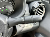 オートライト機能付きです♪またハイビームアシストで、先行車または対向車や周囲の明るさなどに応じ、自動的にハイビーム(上向き)とロービーム(下向き)を切り替えます♪
