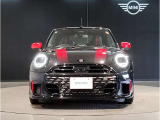 【BMWの伝統】BMWの特徴的な&ldquo;キドニーグリル&rdquo;は、80年以上続く伝統の形でございます。変わらないこだわりのデザインが、プレミアムブランド&ldquo;BMW&rdquo;を創り出します。