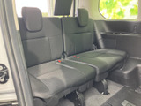 3列目シートも広々としており、大人でもゆったりと座れます。多人数乗車時でも快適な空間を確保。家族でのレジャーに最適です。