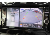 アラウンドビューモニター、まるで上空から見下ろししているかの映像がナビ画面で確認でき、安心して駐車をサポートすることができます。