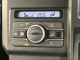 【オートエアコン】一度お好みの温度に設定すれば、車内の温度を検知し風量や温度を自動で調整。暑い&hellip;寒い&hellip;と何度もスイッチ操作をする必要はありません。快適な車内空間には必須の機能ですね♪