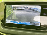 後方確認が容易なモニターを搭載。駐車時や狭い道での運転をサポートします。安全性を高め、運転の負担を軽減します。視認性に優れています。