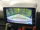 【バックカメラ】駐車時に後方がリアルタイム映像で確認できます。大型商業施設や立体駐車場での駐車時や、夜間のバック時に大活躍!運転スキルに関わらず、今や必須となった装備のひとつです!