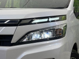 【LEDヘッドライト】悪天候や夜間走行時も良好な視界を確保し安心して運転できる高輝度LEDヘッドライトを装備!点灯速度が早く、消費電力も抑えられています。