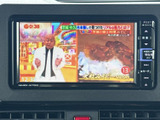 停車中にテレビや映像コンテンツを楽しめる機能。休憩時間などにリラックスできる空間を提供します。快適な時間をお過ごしください。