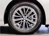 【BMWアロイホイル】軽量かつ強度に拘ったアロイホイル。走行性能ポテンシャルを引き出す設計。車の足元を引き締めてくれる大きなポイントはアロイホイルです。