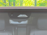 【トヨタセーフティセンス】走行中に前方の車両等を認識し、衝突しそうな時は警報とブレーキで衝突回避と被害軽減をアシスト。より安全にドライブをお楽しみいただけます。