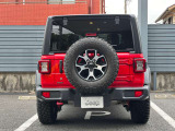 後方には障害物センサー装備。駐車が不安な方にとってバックカメラと併用でき頼もしい装備です。