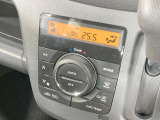 【オートエアコン】一度お好みの温度に設定すれば、車内の温度を検知し風量や温度を自動で調整。暑い&hellip;寒い&hellip;と何度もスイッチ操作をする必要はありません。快適な車内空間には必須の機能ですね♪