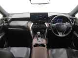 スタイリッシュなデザインのインパネ。各操作スイッチは使いやすい位置に配置されてます。
