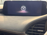 【マツダコネクト】車内の雰囲気にマッチした一体型タイプのディスプレイ。各種車輌設定やBluetooth再生等、様々な機能が楽しめます。専用SDカードのご購入で、ナビ機能も使用出来ます。
