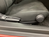 運転席にはドライバーの体型や好みに応じて前後方向だけでなく、高さの調整ができるシートリフターを装備!
